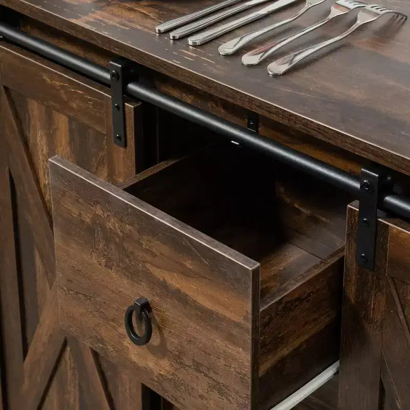 HOMCOM Buffet de cuisine industriel rustique avec portes coulissantes de grange, 3 tiroirs et étagères réglables pour salon, marron rustique