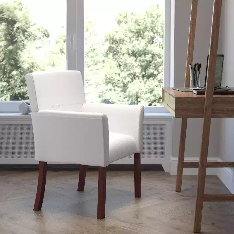 Fauteuil de réception de direction Emma et Oliver en cuir avec pieds en acajou